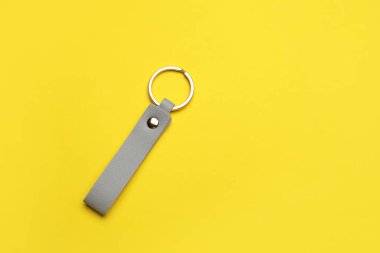 Renk arkaplanındaki deri anahtarlık