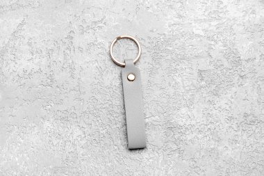 Gri arkaplanda deri anahtarlık