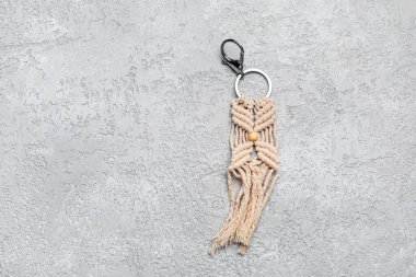 Gri arkaplanda el yapımı pamuk anahtarlık