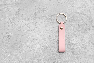 Gri arkaplanda deri anahtarlık