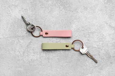 Gri arka planda deri anahtarlıklar