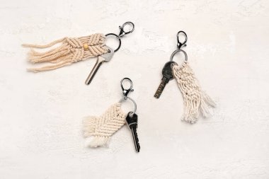 Hafif arkaplanda el yapımı pamuklu anahtarlıklar