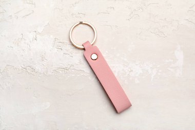 Işık arkaplanındaki deri anahtarlık