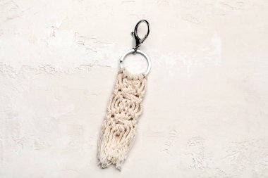 Hafif arkaplanda el yapımı pamuk anahtarlık