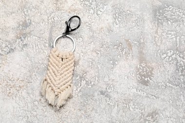 Hafif arkaplanda el yapımı pamuk anahtarlık