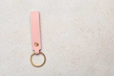 Işık arkaplanındaki deri anahtarlık