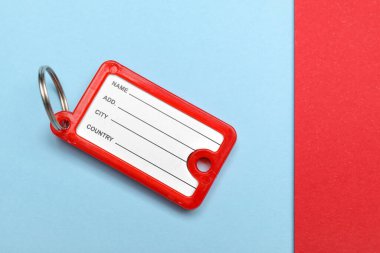 Renk arkaplanındaki plastik anahtar etiketi