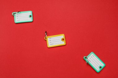 Renk arkaplanındaki plastik anahtar etiketleri