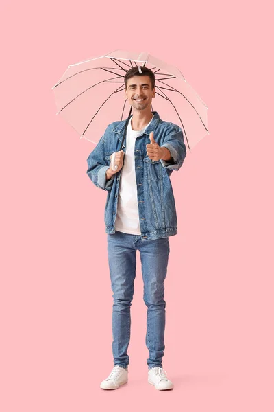 Stilvoller Junger Mann Mit Regenschirm Zeigt Daumen Nach Oben Auf — Stockfoto