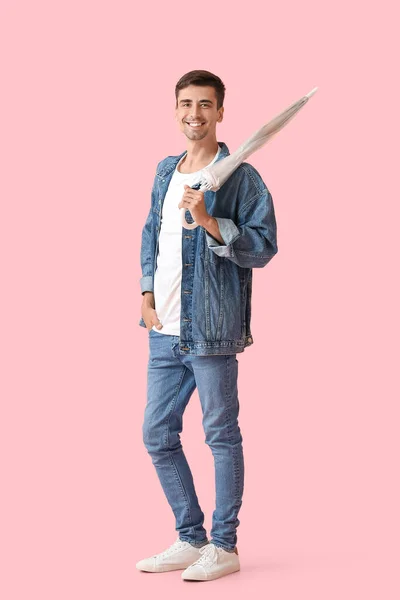 Stilvoller Junger Mann Mit Regenschirm Auf Farbigem Hintergrund — Stockfoto