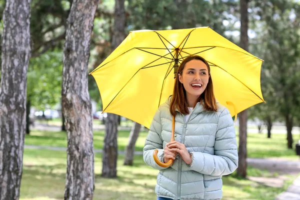 Vacker Ung Kvinna Med Paraply Parken — Stockfoto