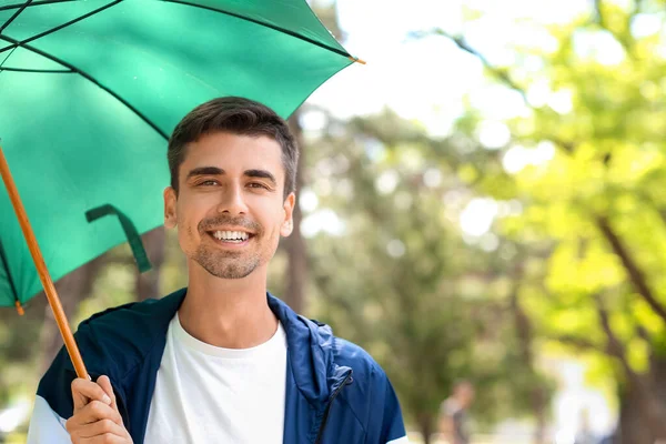 Jóképű Fiatalember Esernyővel Parkban — Stock Fotó