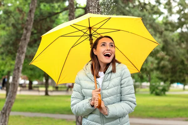 Schöne Junge Frau Mit Regenschirm Park — Stockfoto