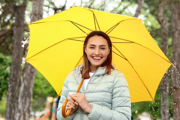 Schöne Junge Frau Mit Regenschirm Park — Stockfoto