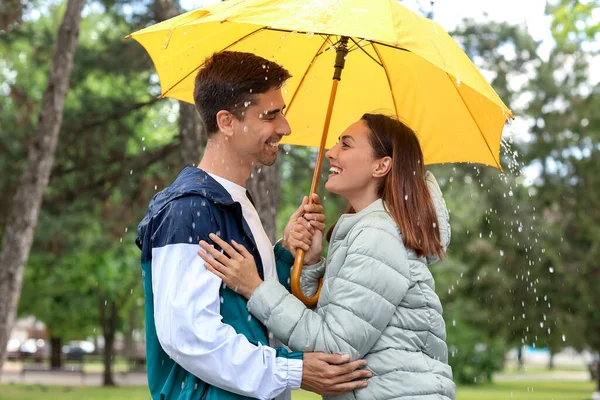 若いですカップルで公園で傘 — ストック写真