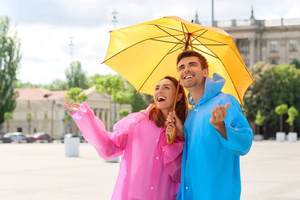 Junges Paar Mit Regenschirm Geht Ins Freie — Stockfoto