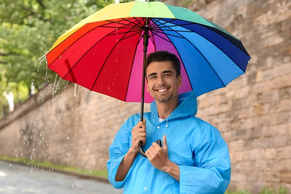 Jovem Bonito Com Guarda Chuva Livre — Fotografia de Stock