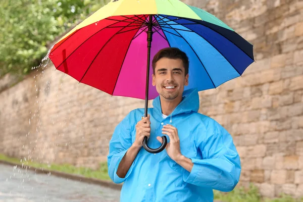 Hezký Mladý Muž Deštníkem Venku — Stock fotografie