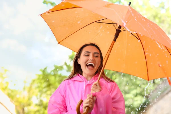 Vacker Ung Kvinna Med Paraply Utomhus — Stockfoto
