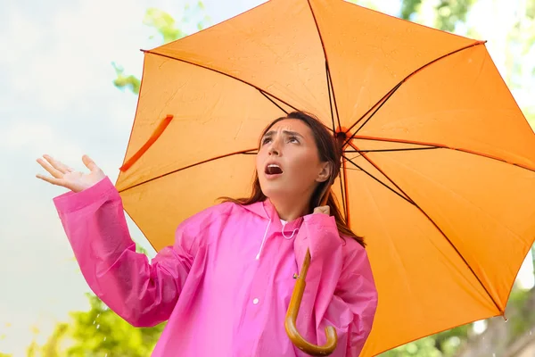 Mujer Joven Disgustada Con Paraguas Aire Libre — Foto de Stock