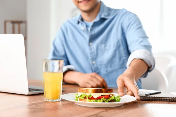 Young Man Tasty Sandwich Office — Stock Photo, Image