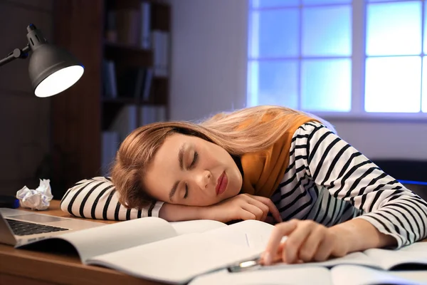 Trött Kvinnlig Student Sover Vid Bordet Sent Kvällen — Stockfoto