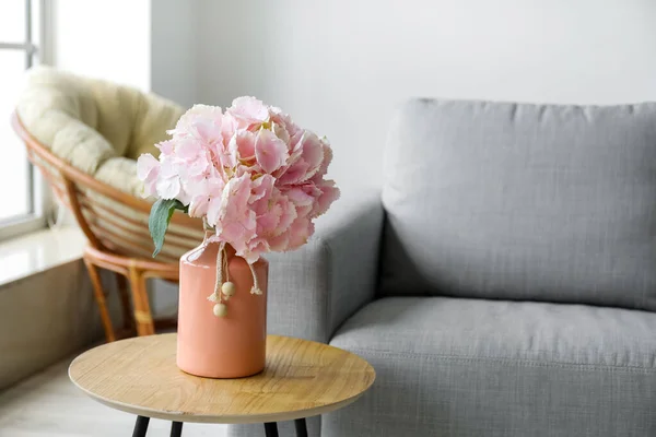 Vaso Con Ortensia Fiori Sul Tavolo Soggiorno — Foto Stock