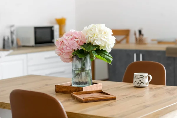 台所のテーブルの上にアジサイの花の花瓶 — ストック写真