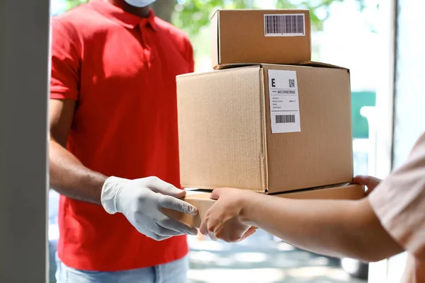Customer Receiving Parcel Delivery Man — Stock Photo, Image