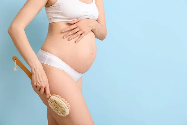 Vacker Gravid Ung Kvinna Med Massage Borste Färg Bakgrund — Stockfoto