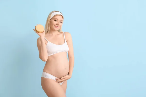 Mooie Zwangere Jonge Vrouw Met Massage Borstel Kleur Achtergrond — Stockfoto