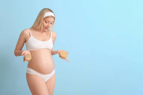 Mooie Zwangere Jonge Vrouw Met Massage Borstels Kleur Achtergrond — Stockfoto