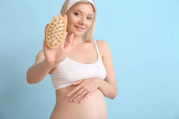 Piękna Ciężarna Młoda Kobieta Pędzlem Masażu Tle Koloru — Zdjęcie stockowe