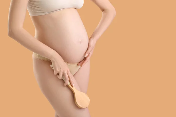 Mooie Zwangere Jonge Vrouw Met Massage Borstel Kleur Achtergrond — Stockfoto