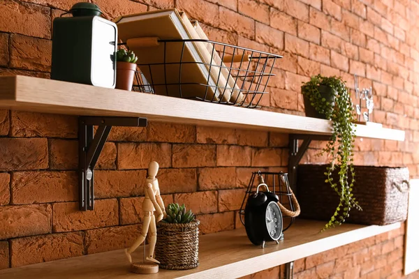 Prateleiras Com Decoração Elegante Planta Sala Cesta Com Livros Parede — Fotografia de Stock