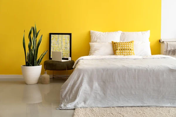 Bedroom Comfortable Bed Laptop Pouf Houseplant Color Wall — Stock Photo, Image