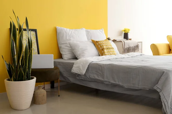 Moderne Slaapkamer Met Groot Bed Laptop Poef Buurt Van Kleur — Stockfoto