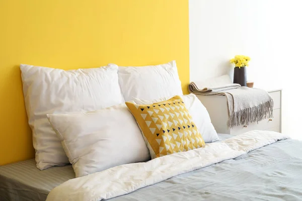 Soft Pillows Big Bed Color Wall — Stock Photo, Image