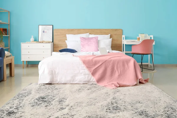 Renk Duvarının Yanında Modern Mobilyaları Olan Şık Bir Yatak Odası — Stok fotoğraf