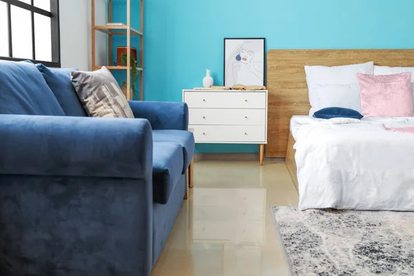 Elegante Dormitorio Con Sofá Estantería Cómoda Cama Cerca Pared Color — Foto de Stock