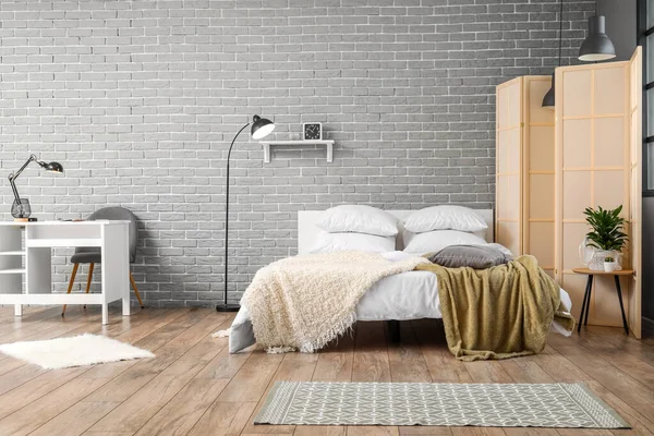 Interieur Van Stijlvolle Slaapkamer Met Comfortabel Meubilair Buurt Van Grijze — Stockfoto