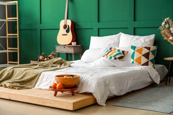 Cómoda Cama Con Ropa Cama Suave Cuenco Madera Con Frutas — Foto de Stock