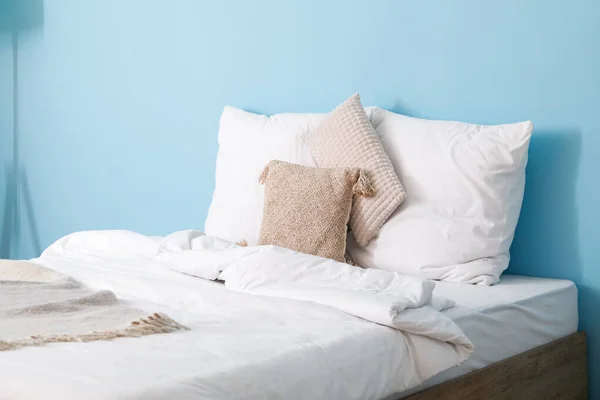 Comfortable Bed Soft Pillows Blanket Blue Wall — Stock Photo, Image