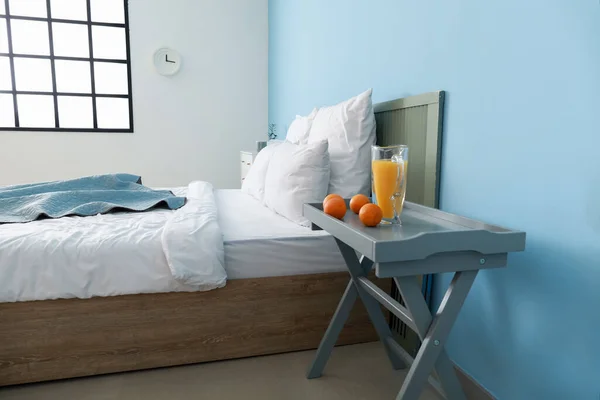 Nachttisch Und Doppelbett Der Nähe Des Fensters Inneren Des Stilvollen — Stockfoto