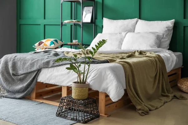 Interior Green Bedroom Cozy Bed Stylish Decor — Stock Photo, Image