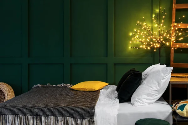 Modernes Interieur Des Grünen Schlafzimmers Mit Gemütlichem Bett Und Glühender — Stockfoto