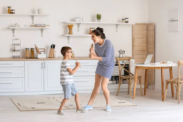 Mujer Joven Pequeño Hijo Bailando Cantando Cocina — Foto de Stock