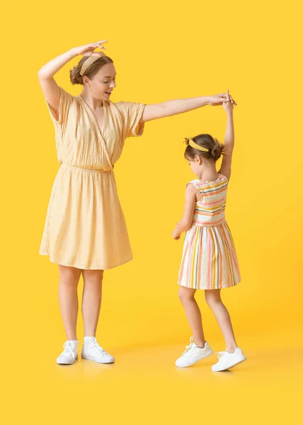 Χορεύοντας Νεαρή Γυναίκα Και Μικρή Κόρη Της Στο Φόντο Χρώμα — Φωτογραφία Αρχείου