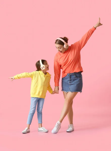 Jonge Vrouw Haar Dochtertje Dansen Luisteren Naar Muziek Kleur Achtergrond — Stockfoto