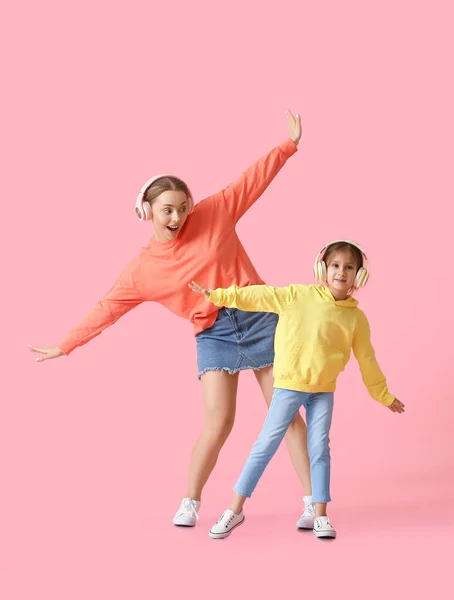 Jonge Vrouw Haar Dochtertje Dansen Luisteren Naar Muziek Kleur Achtergrond — Stockfoto